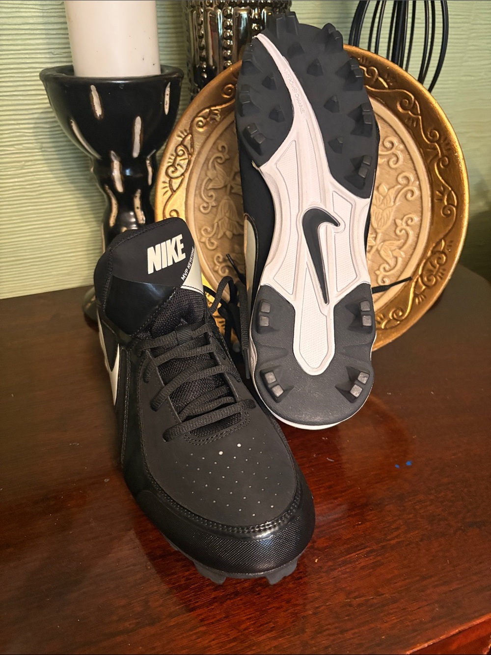 Nike Menβs Black and White Athletic Cleats